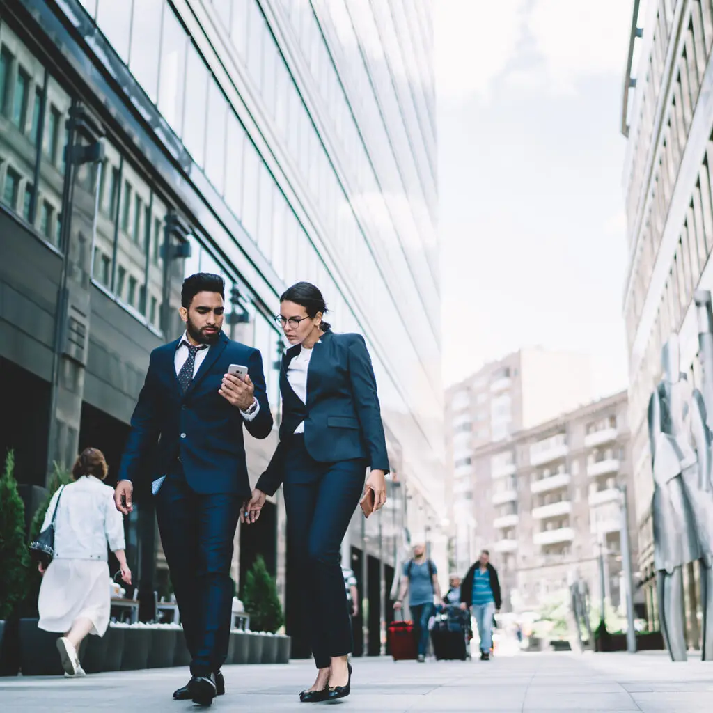 Entscheider aus der Wirtschaft im strategischen Dialog vor modernen Business-Gebäuden