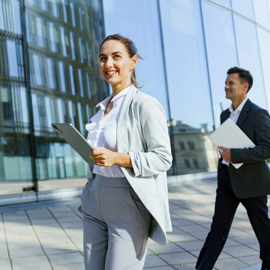 Akteure an der Schnittstelle von Wirtschaft und politischer Beratung vor Unternehmenszentralen